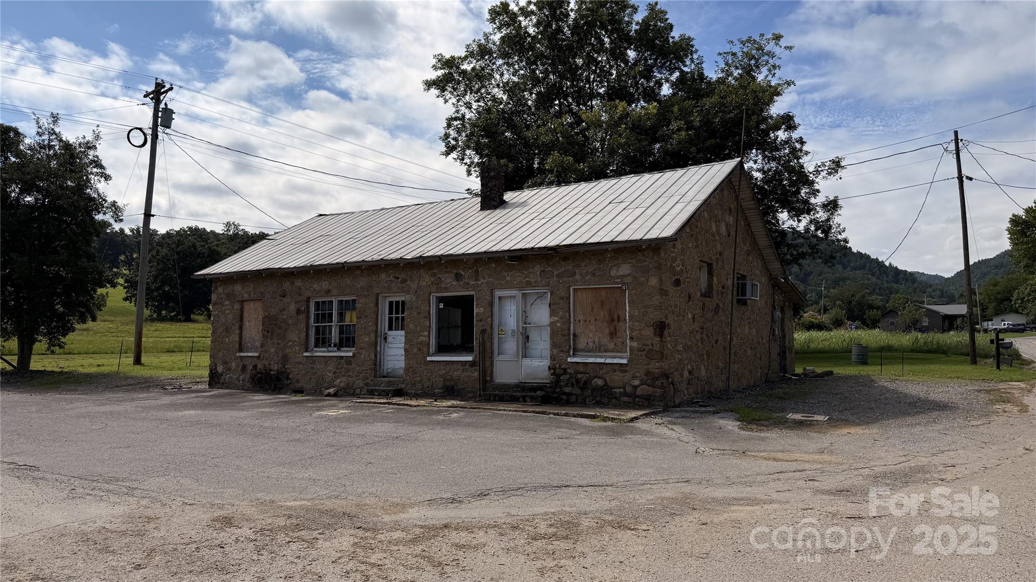 41 Upper Shut In Road Hot Springs NC 27843