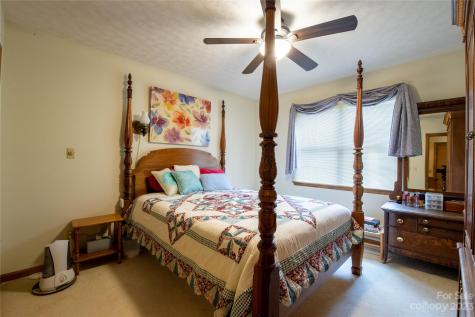 60 River Run Lane Burnsville NC 28714