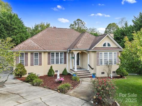 372 Kingfisher Lane Mills River NC 28759