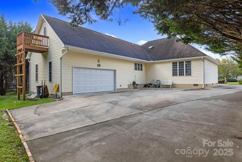 372 Kingfisher Lane Mills River NC 28759