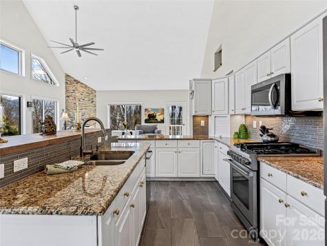 150 Hobby Horse Lane Hendersonville NC 28792