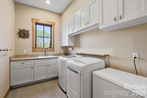 18 Majestic Oak Circle Asheville NC 28805