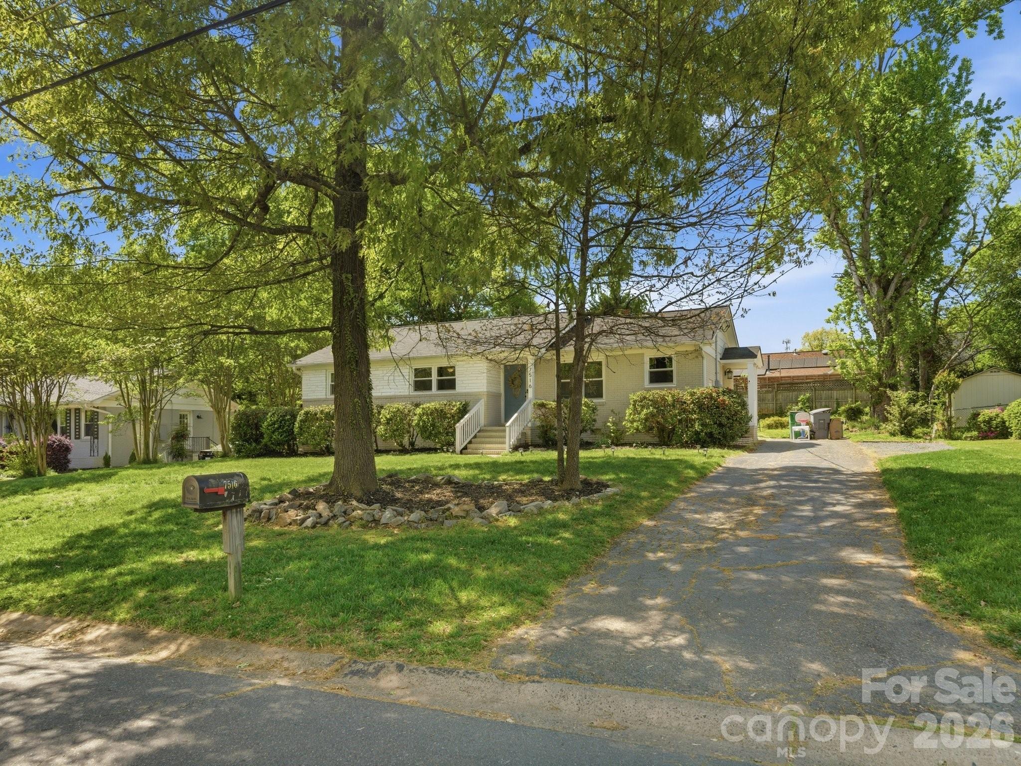 7516 Thorncliff Drive Charlotte NC 28210