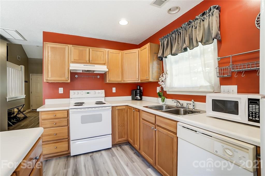 1719 Forest Side Lane Charlotte NC 28213