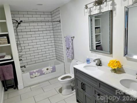 24 Salt Box Haven Burnsville NC 28714