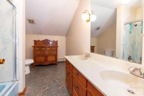 586 Justice Ridge Road Candler NC 28715