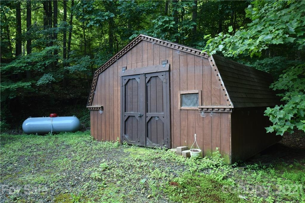 32 A & W Lane Green Mountain NC 28740