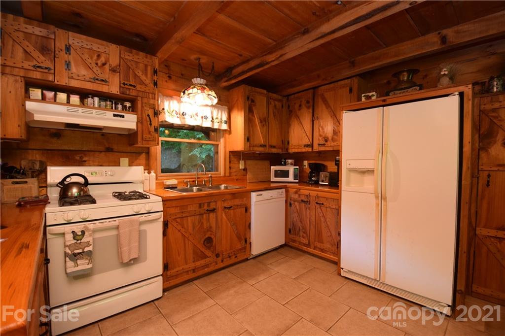 32 A & W Lane Green Mountain NC 28740