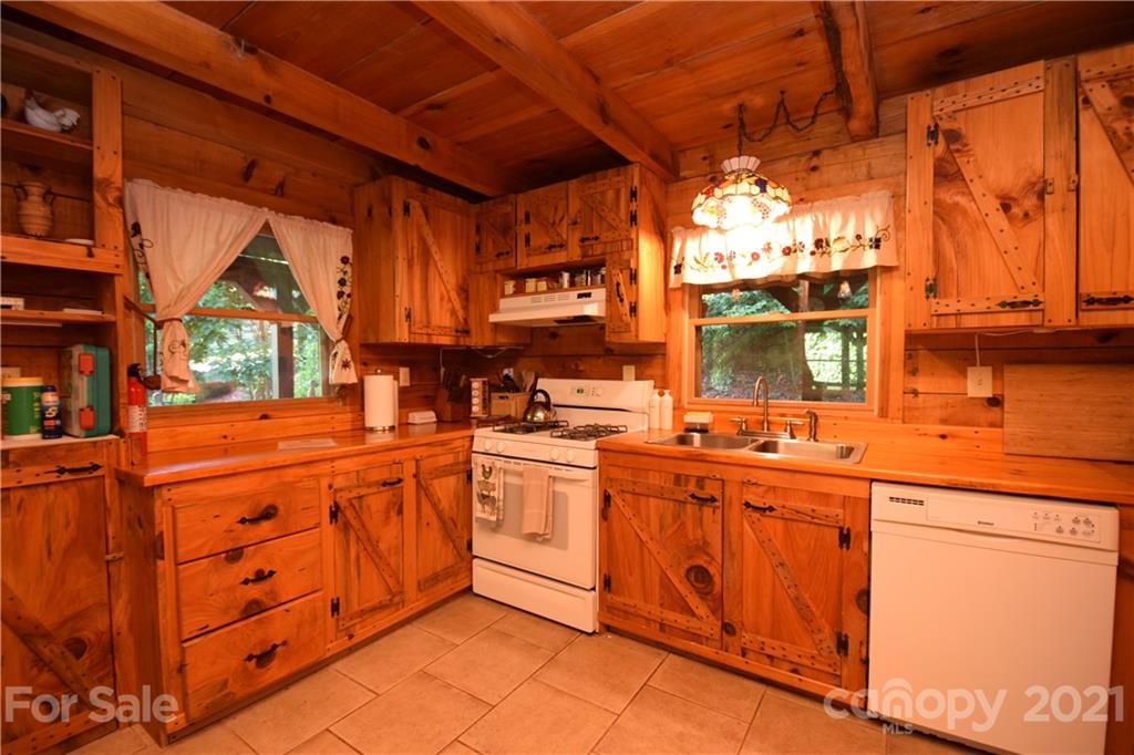 32 A & W Lane Green Mountain NC 28740