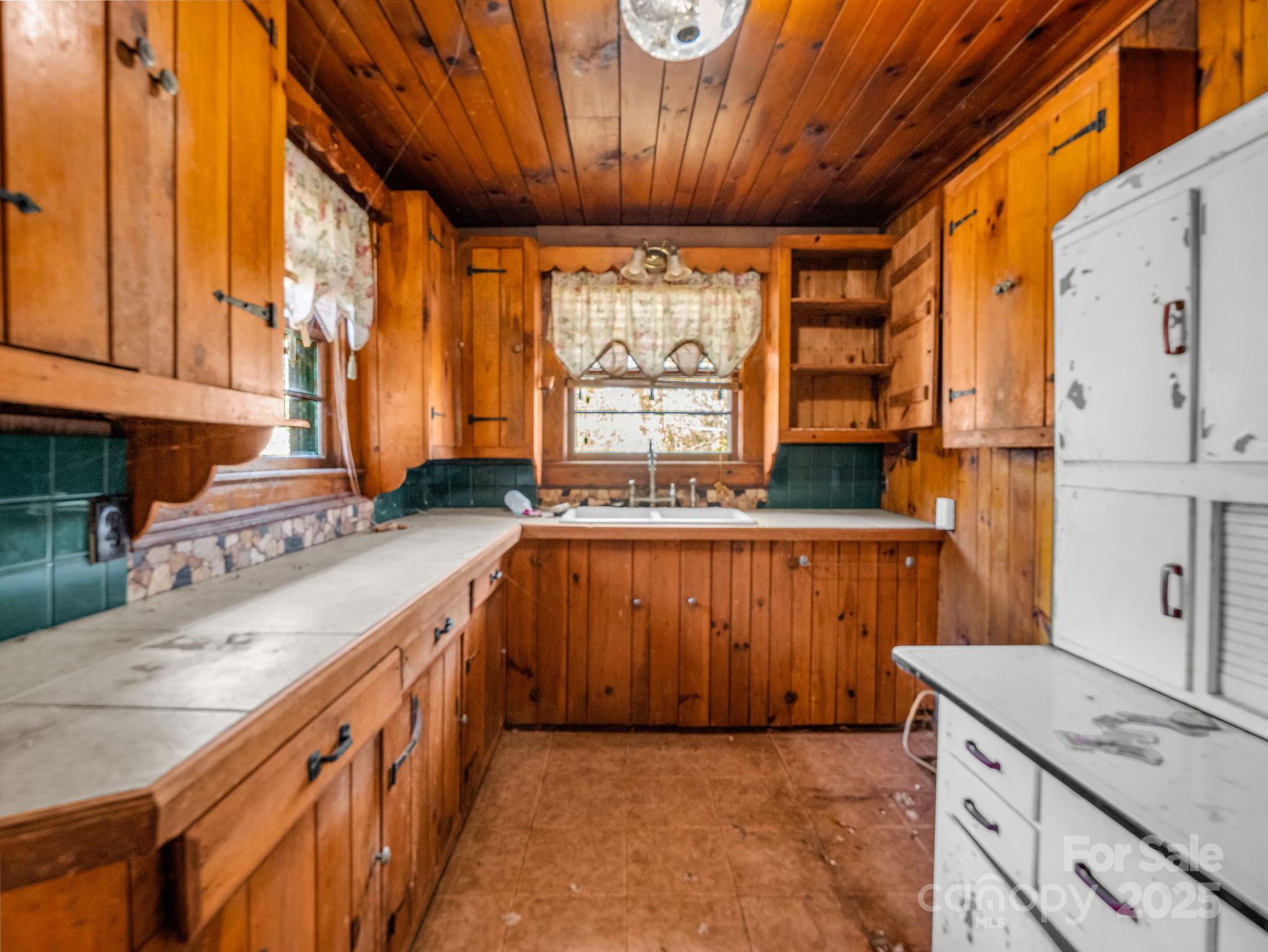 541 Broadway Street Hendersonville NC 28739