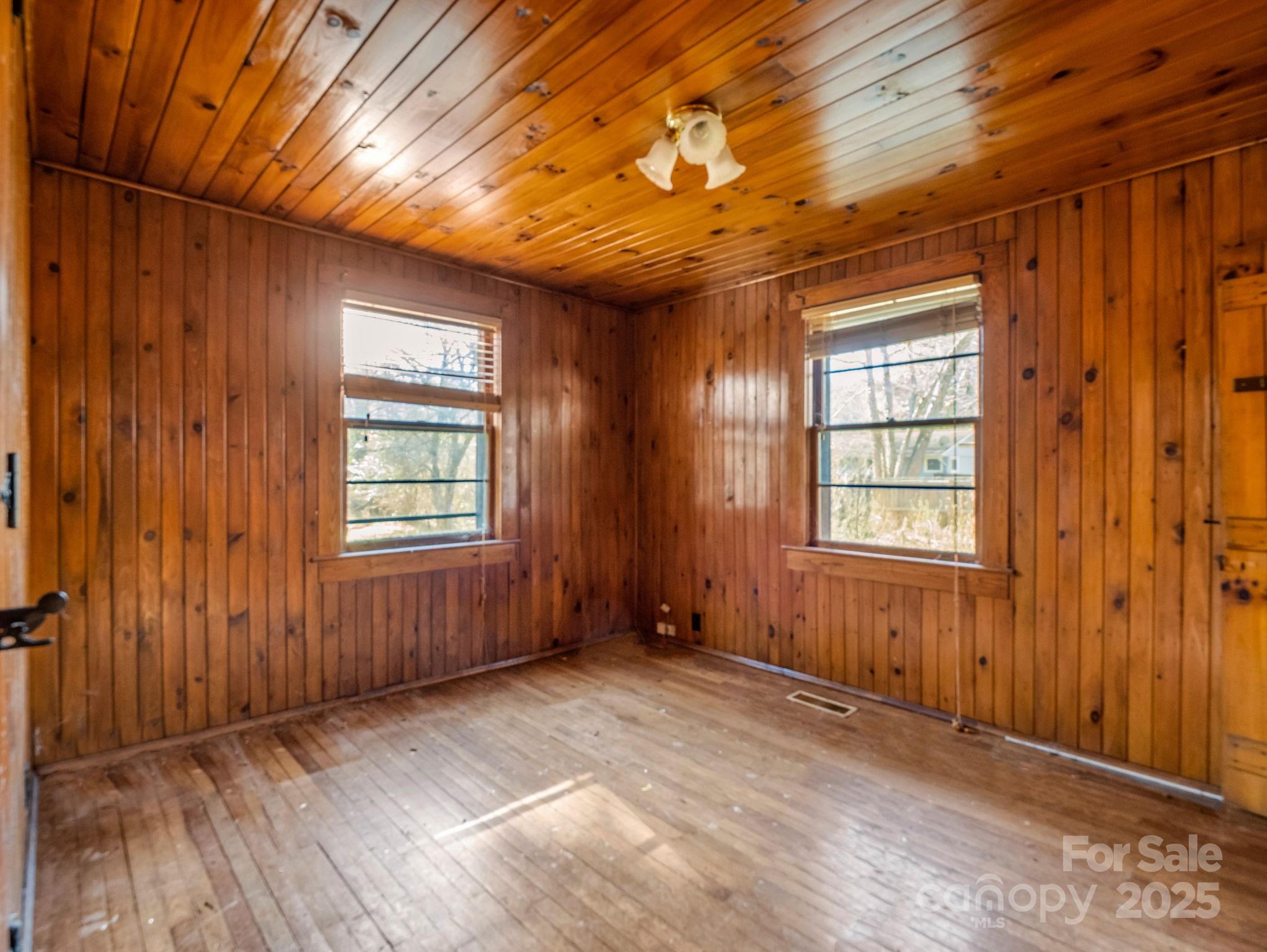 541 Broadway Street Hendersonville NC 28739