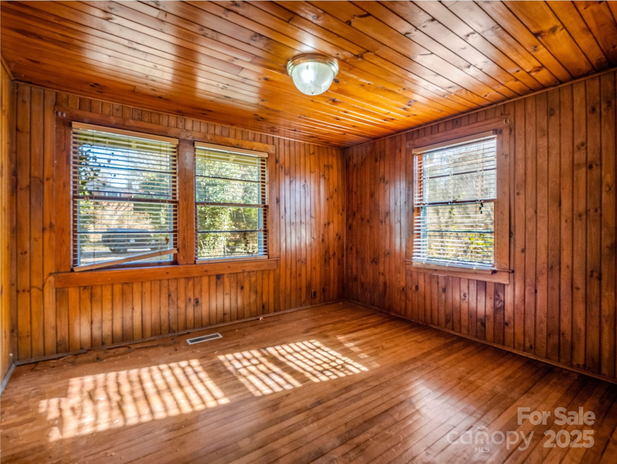 541 Broadway Street Hendersonville NC 28739