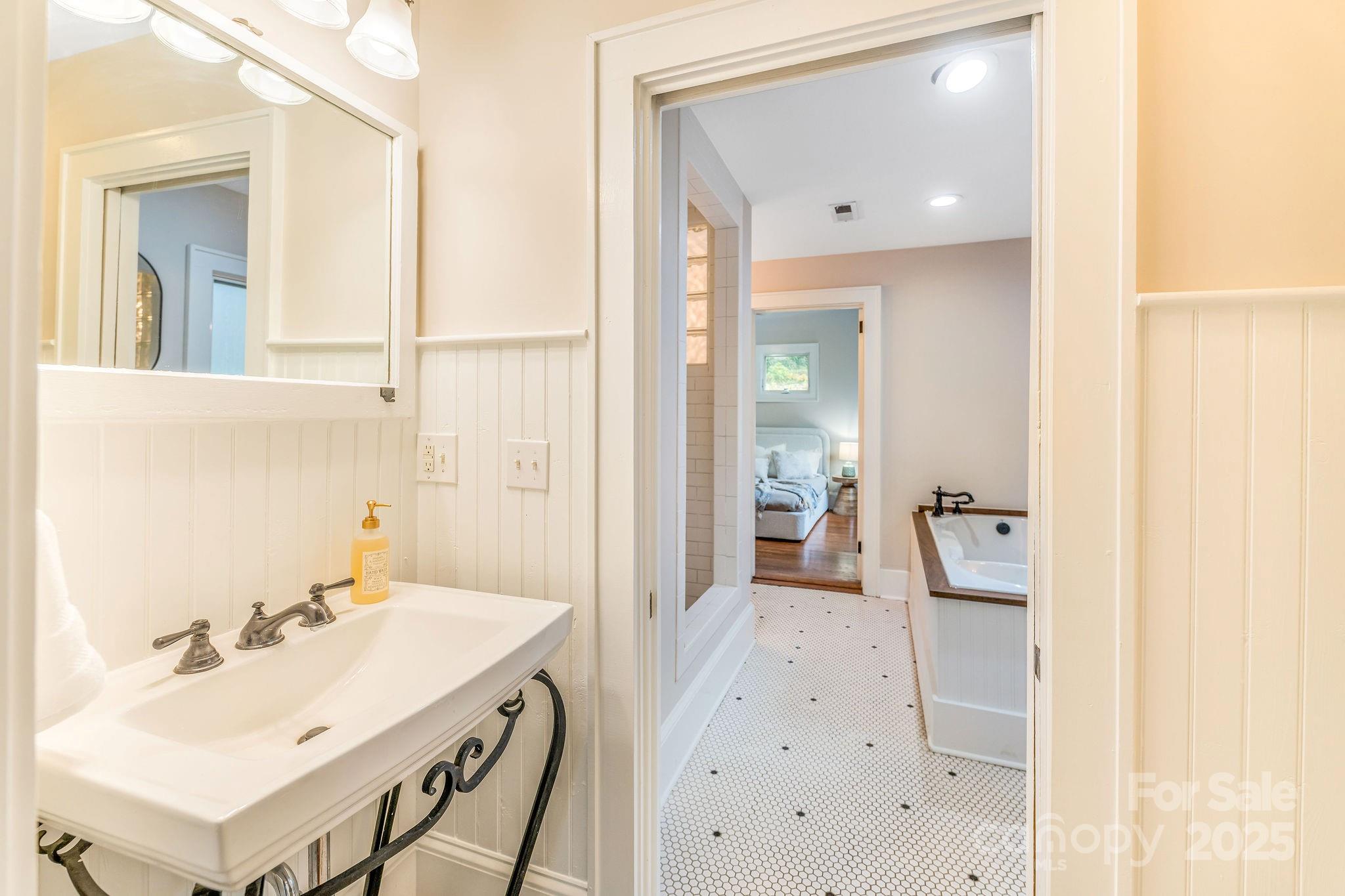 24 Warwick Road Asheville NC 28803