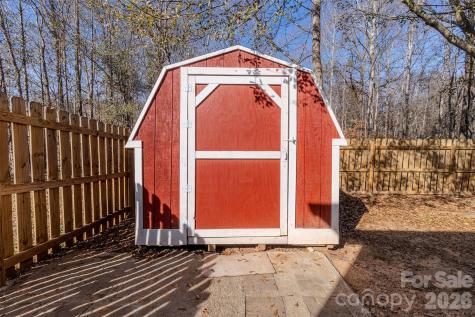 5739 Pug Lane Iron Station NC 28080