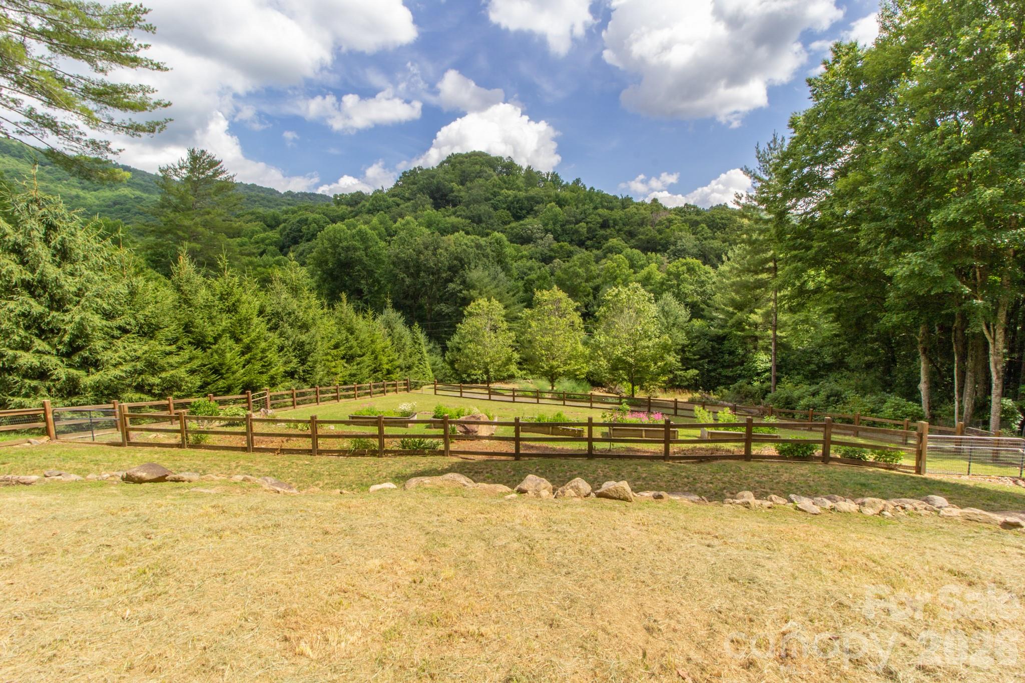 2811 Poplar Creek Road Green Mountain NC 28740