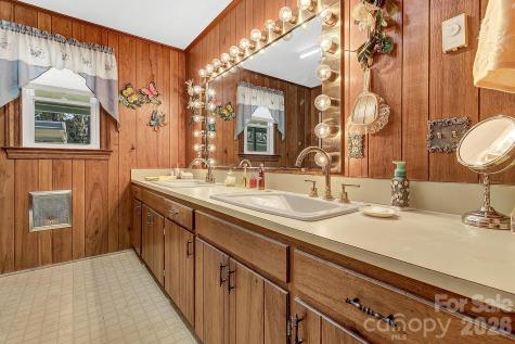 44 Tuttle Road Hendersonville NC 28792