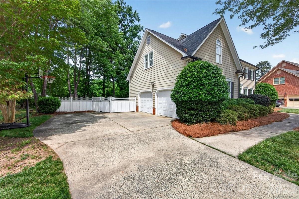 10216 Hollybrook Drive Charlotte NC 28277