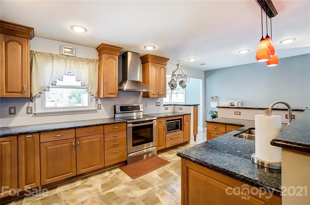 4624 Twin Oaks Place Charlotte NC 28212
