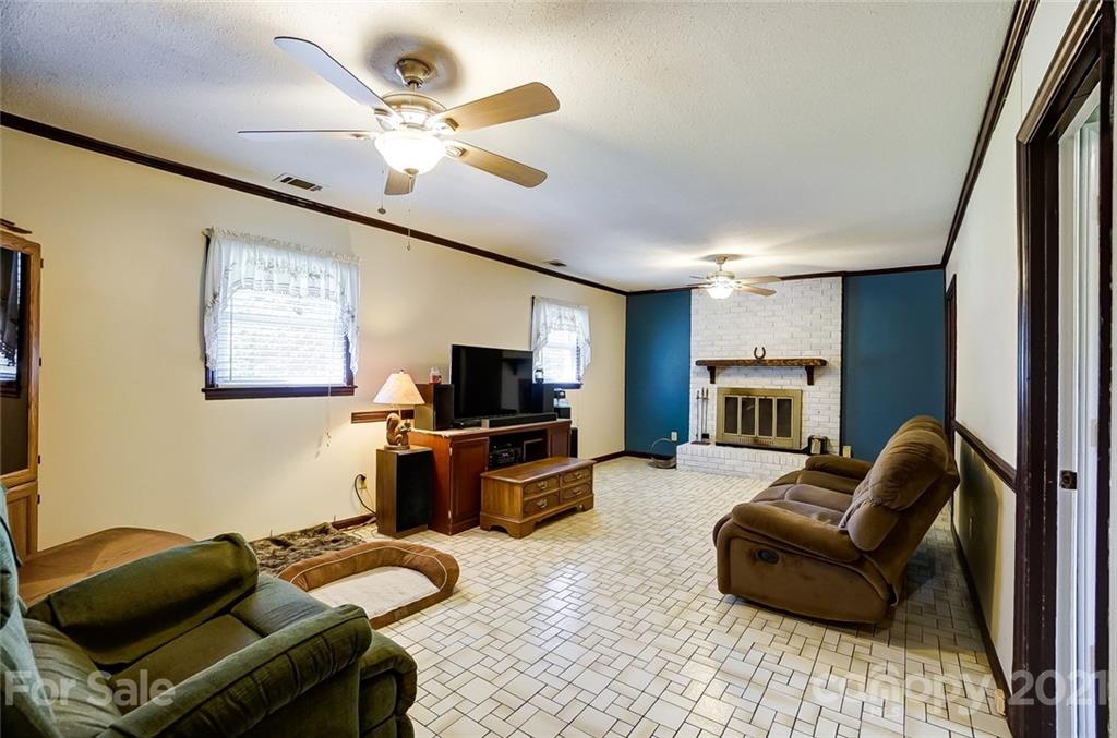 4624 Twin Oaks Place Charlotte NC 28212