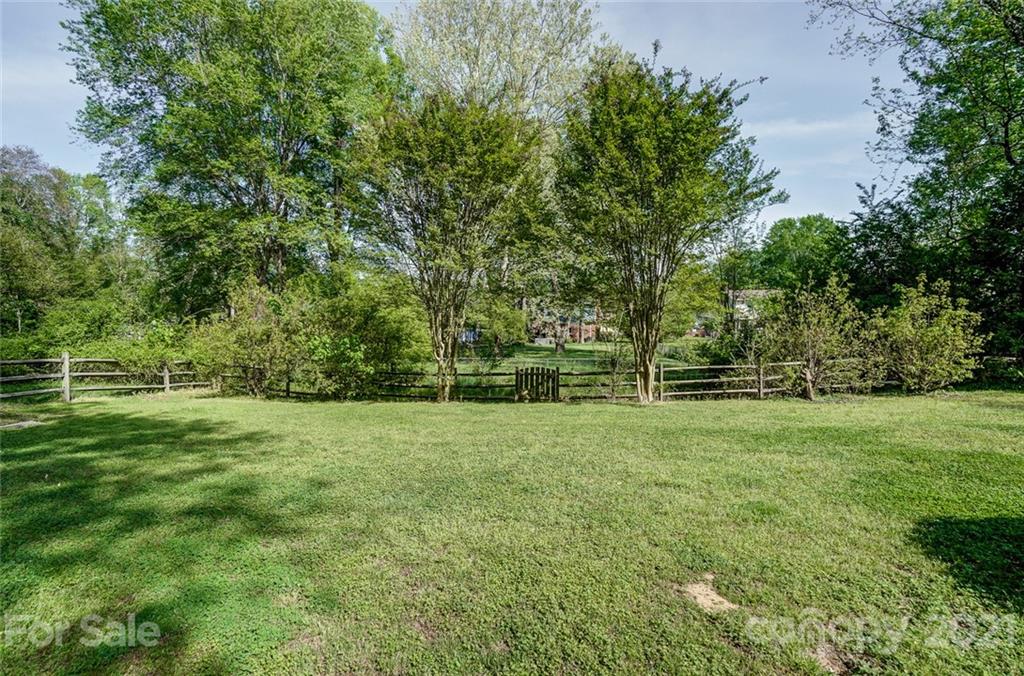 4624 Twin Oaks Place Charlotte NC 28212