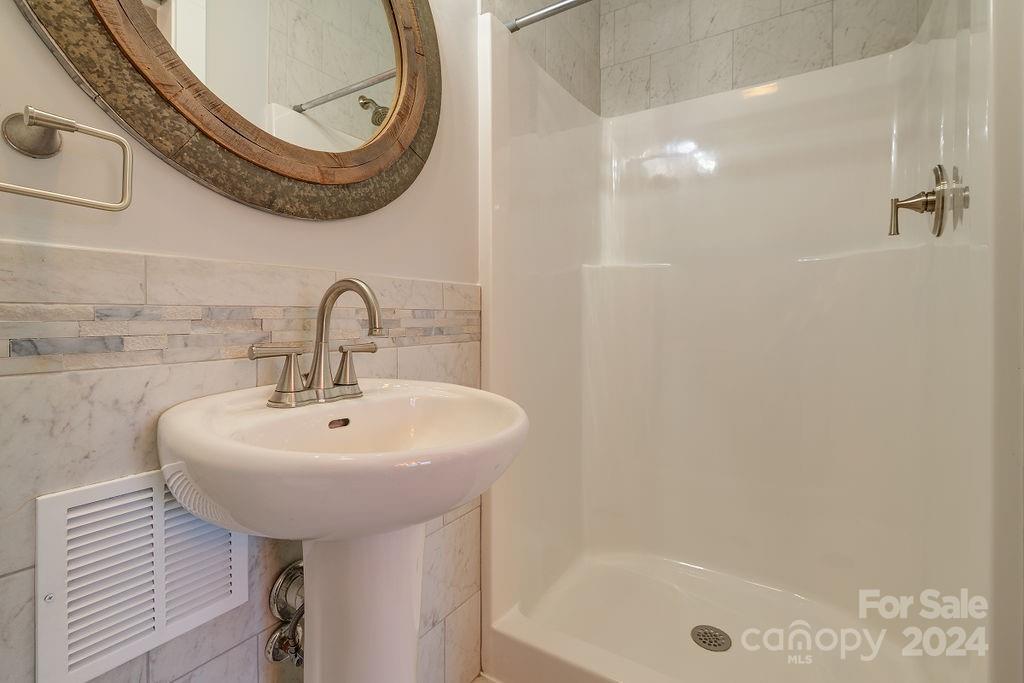 28 Linn Garden Lane Swannanoa NC 28778