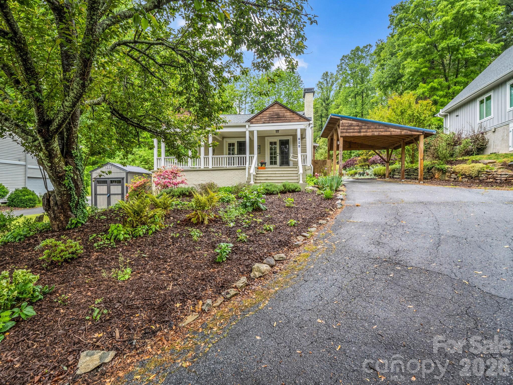 104 W Lake Avenue Hendersonville NC 28739