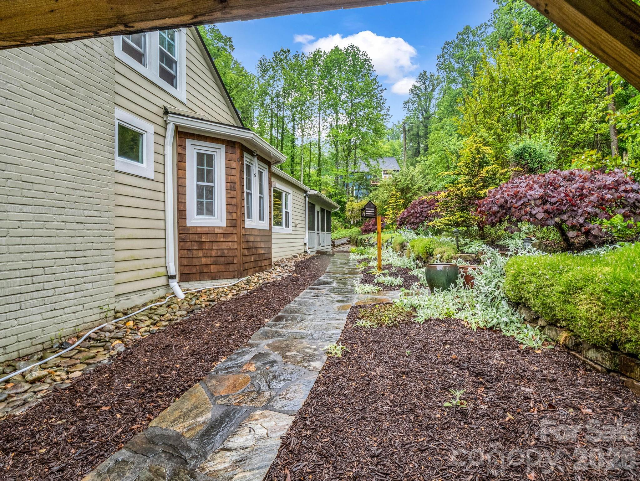 104 W Lake Avenue Hendersonville NC 28739