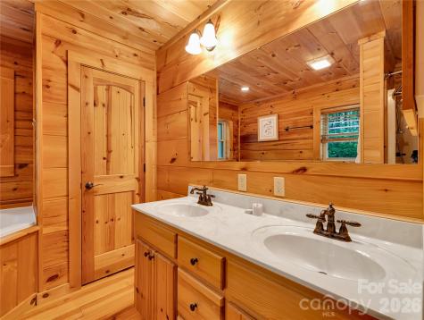 586 Tanglewood Lane Saluda NC 28773