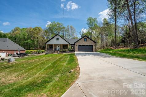145 Creekwood Drive Dallas NC 28034