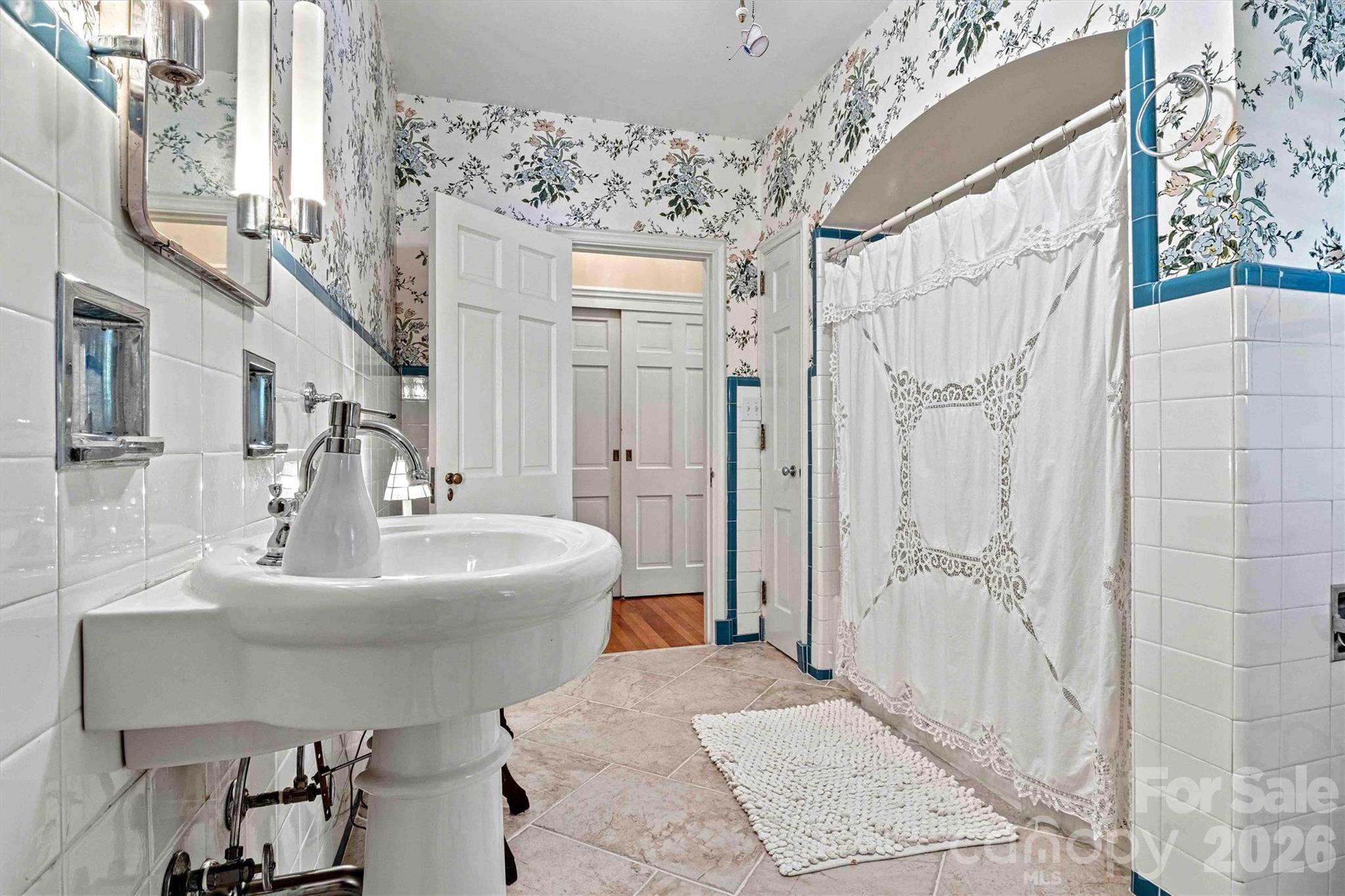 842 North Center Street Hickory NC 28601