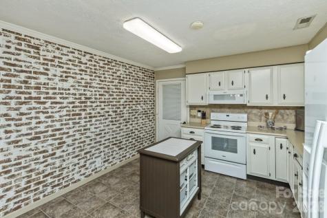 29 S Greenwood Forest Drive Etowah NC 28729