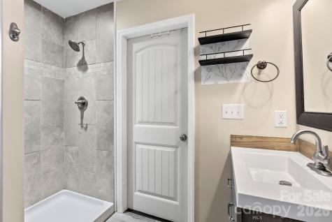 24 Ian River Drive Asheville NC 28806