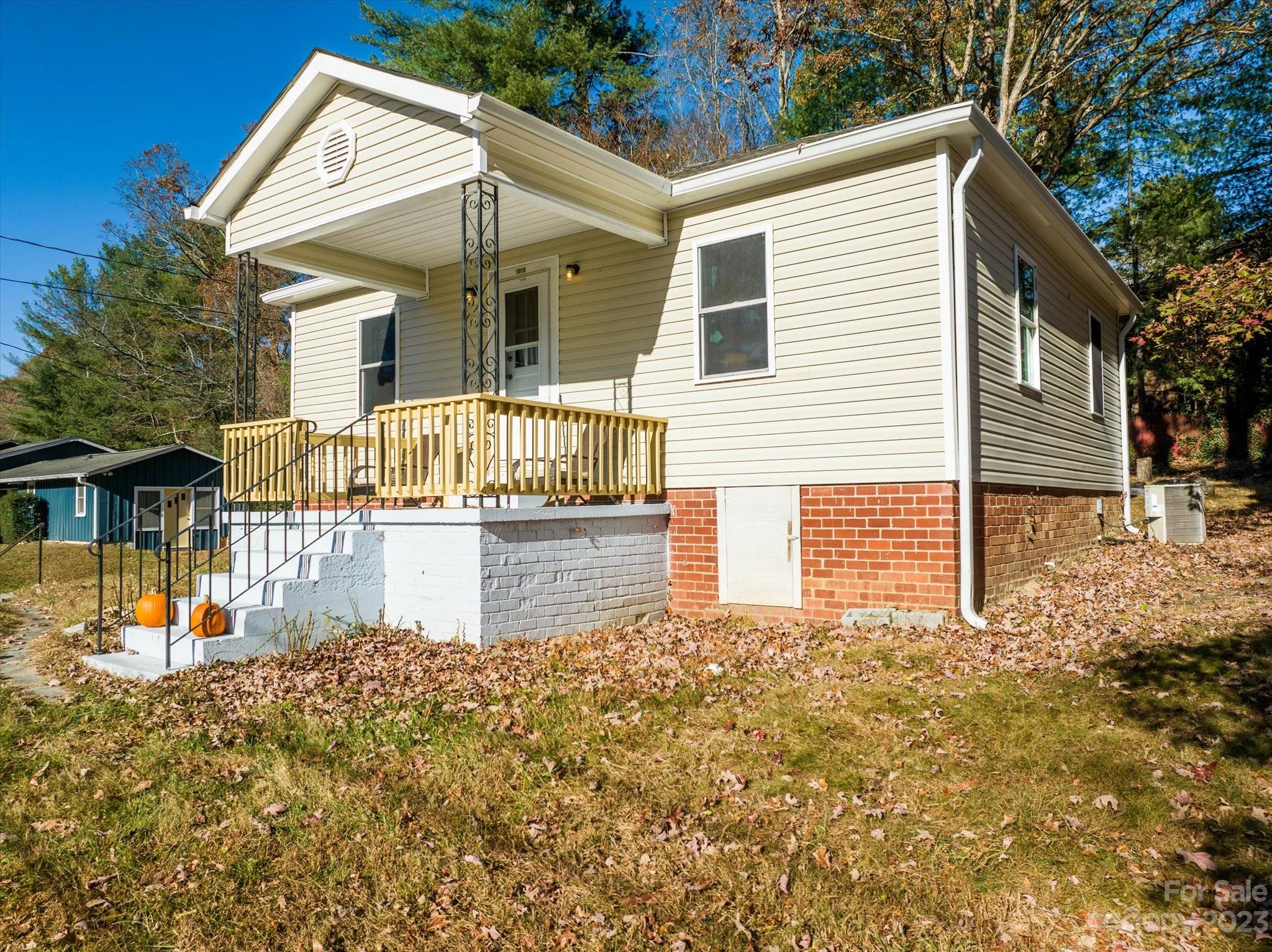 1018 Mountain View Street Hendersonville NC 28739