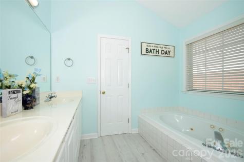5125 Old Plantation Circle Winston Salem NC 27104
