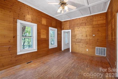 105 Poplar Street Saluda NC 28773