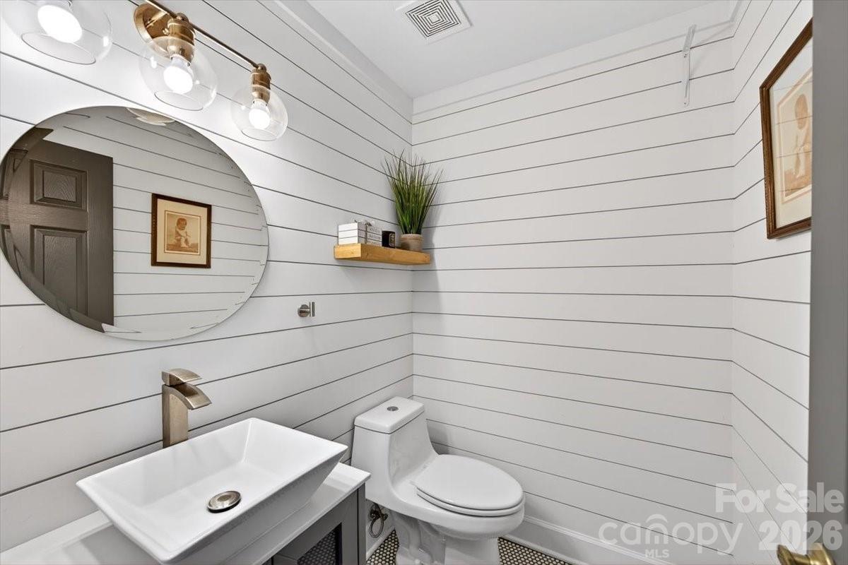 9011 Warbler Court Charlotte NC 28210