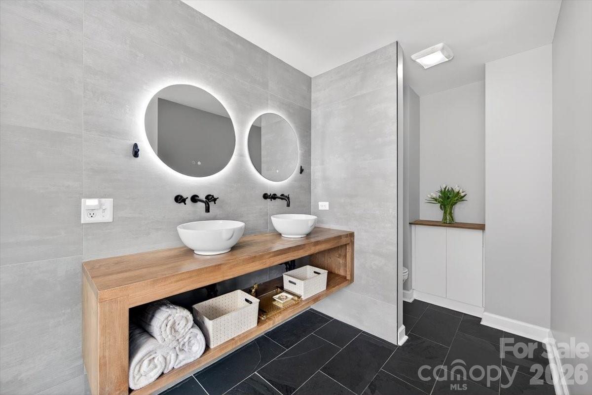 9011 Warbler Court Charlotte NC 28210
