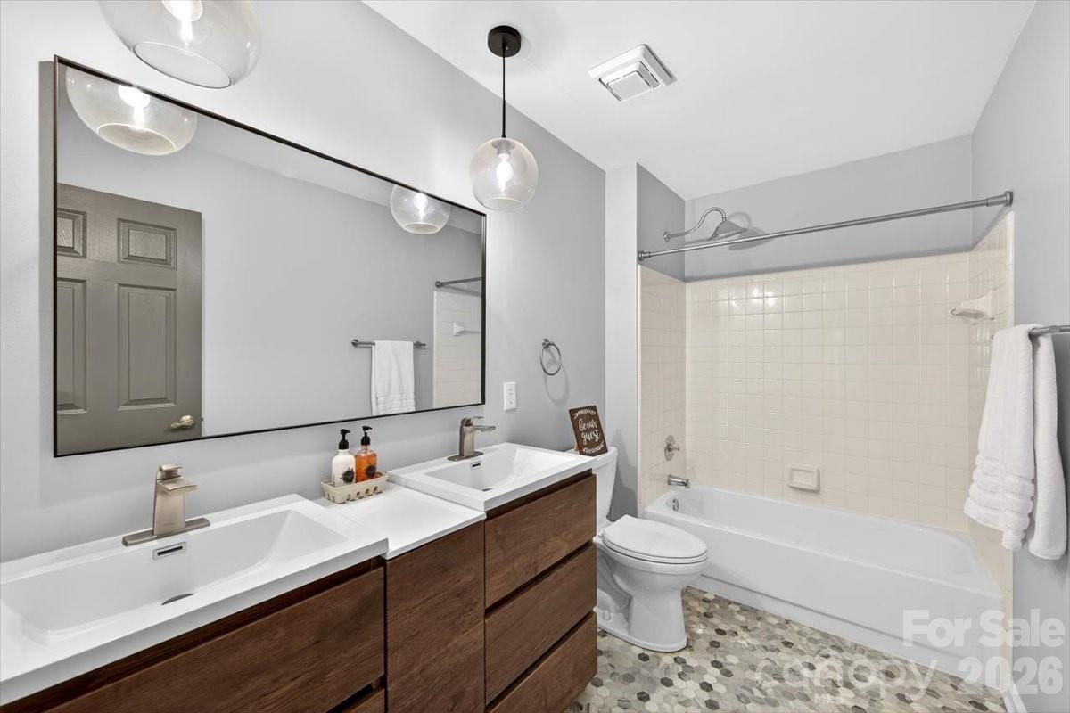 9011 Warbler Court Charlotte NC 28210