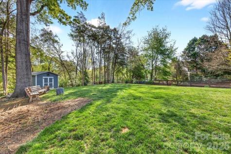 9011 Warbler Court Charlotte NC 28210