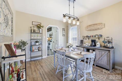 10 Country Road Hendersonville NC 28791