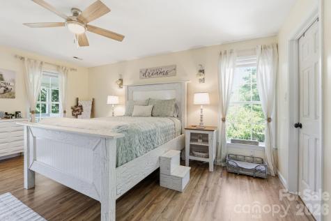 10 Country Road Hendersonville NC 28791