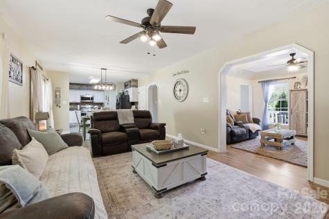 10 Country Road Hendersonville NC 28791