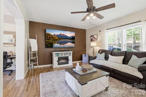 10 Country Road Hendersonville NC 28791