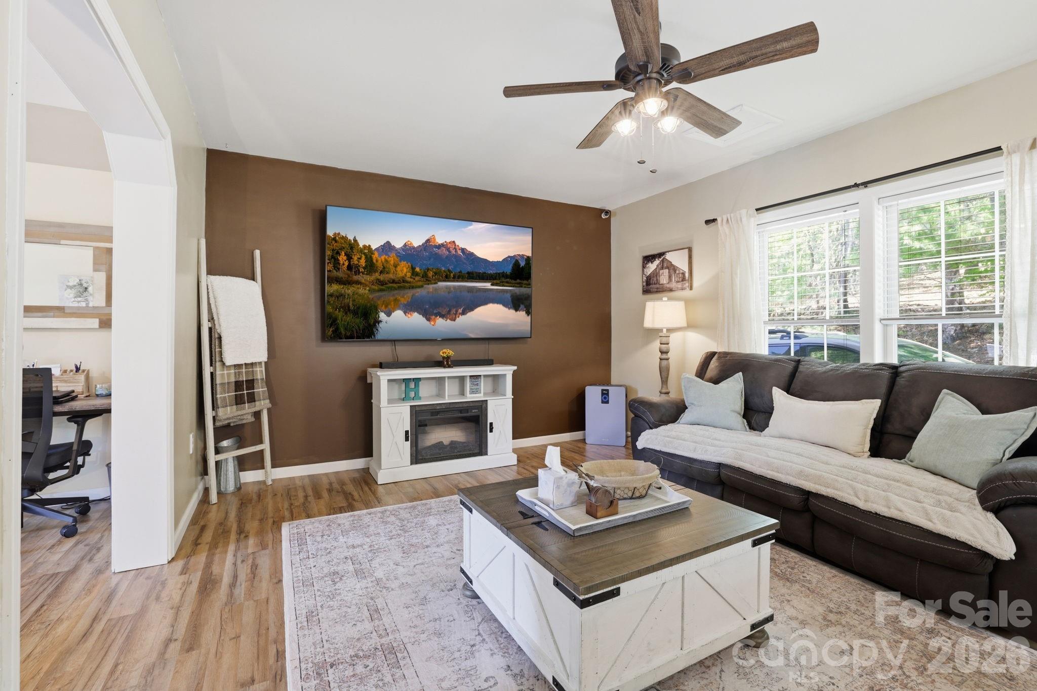 10 Country Road Hendersonville NC 28791