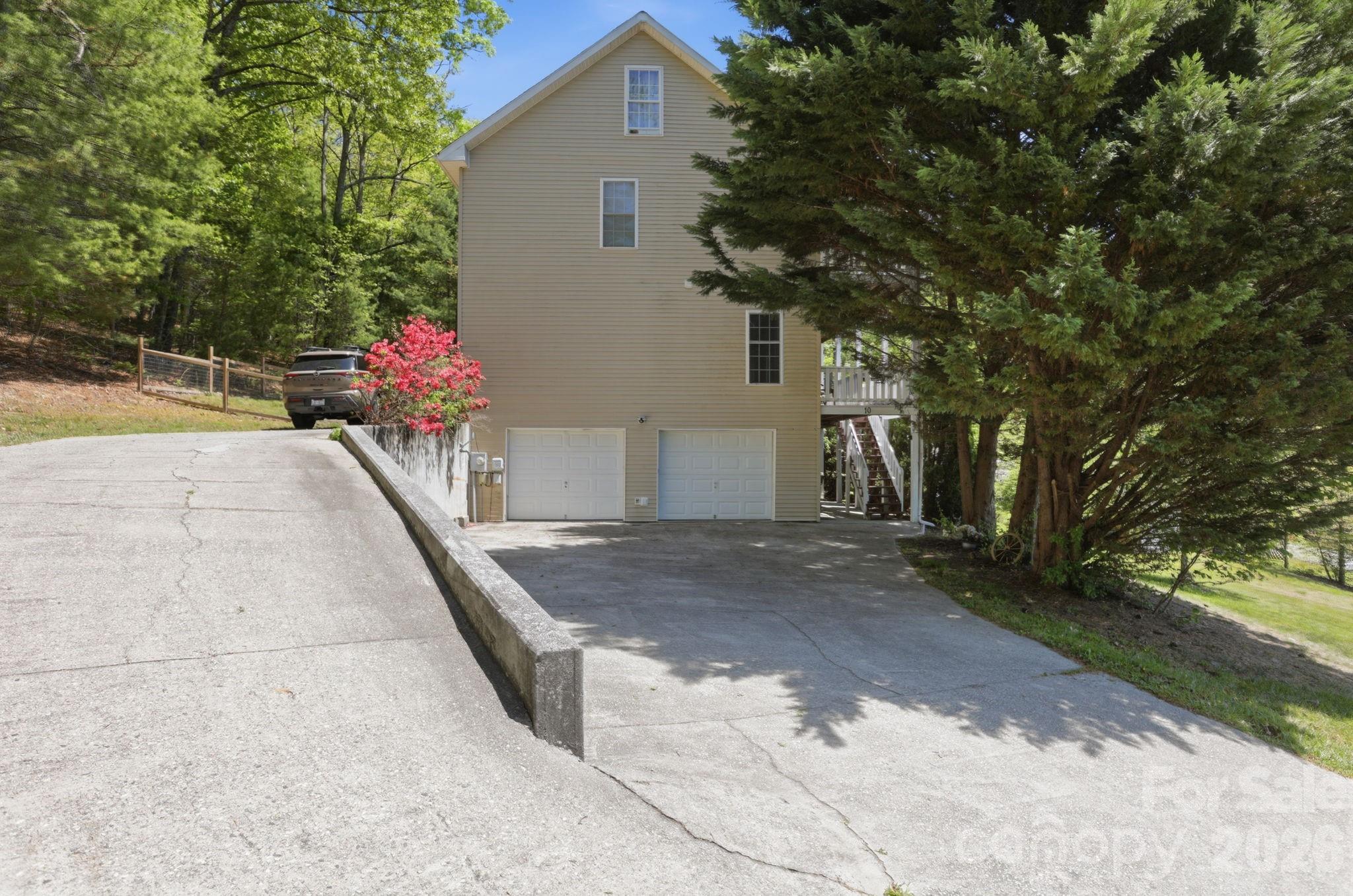 10 Country Road Hendersonville NC 28791