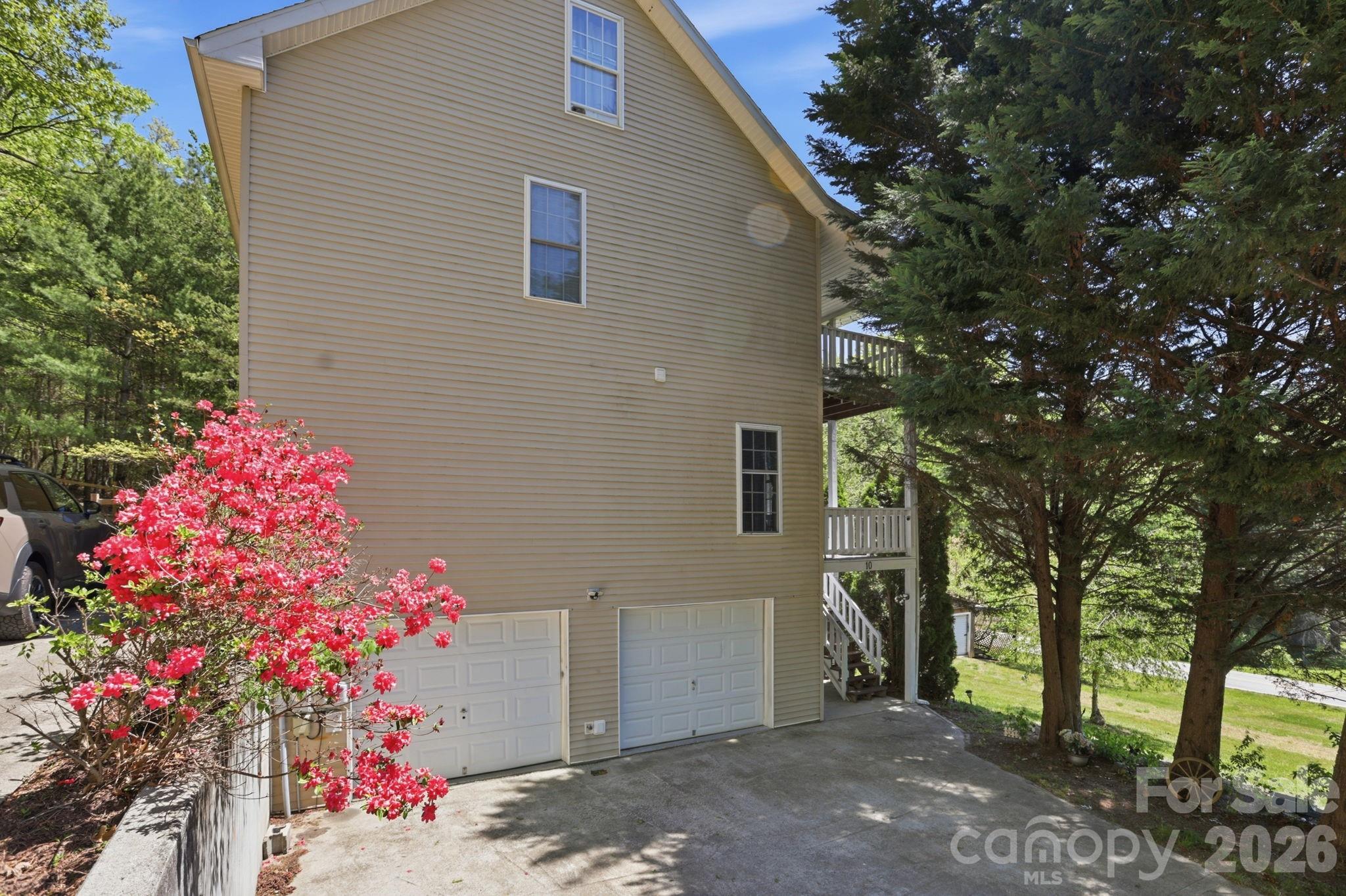 10 Country Road Hendersonville NC 28791