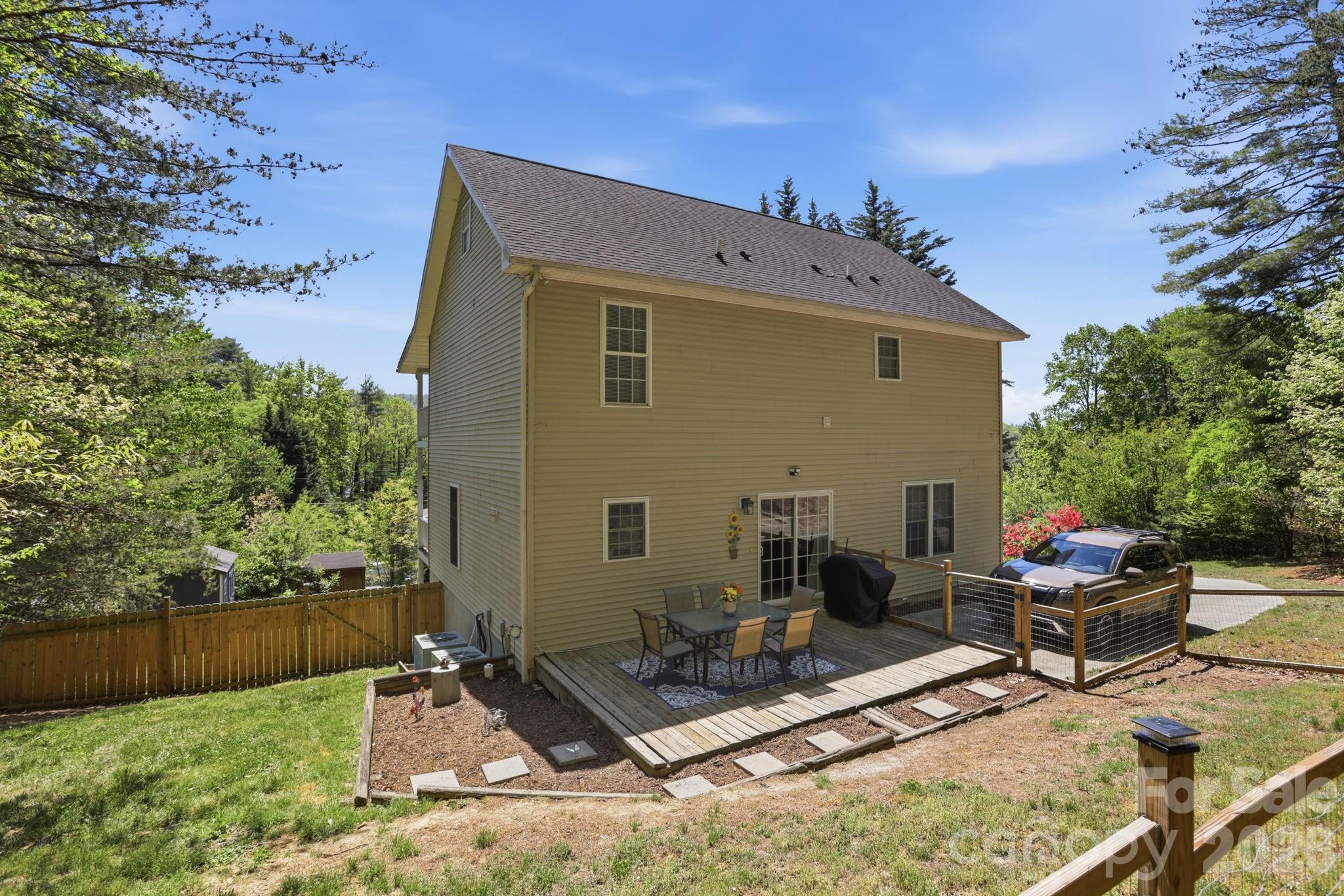 10 Country Road Hendersonville NC 28791
