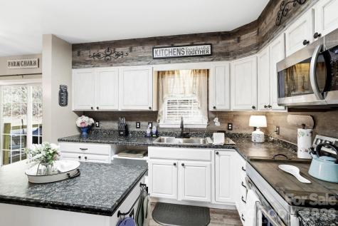 10 Country Road Hendersonville NC 28791