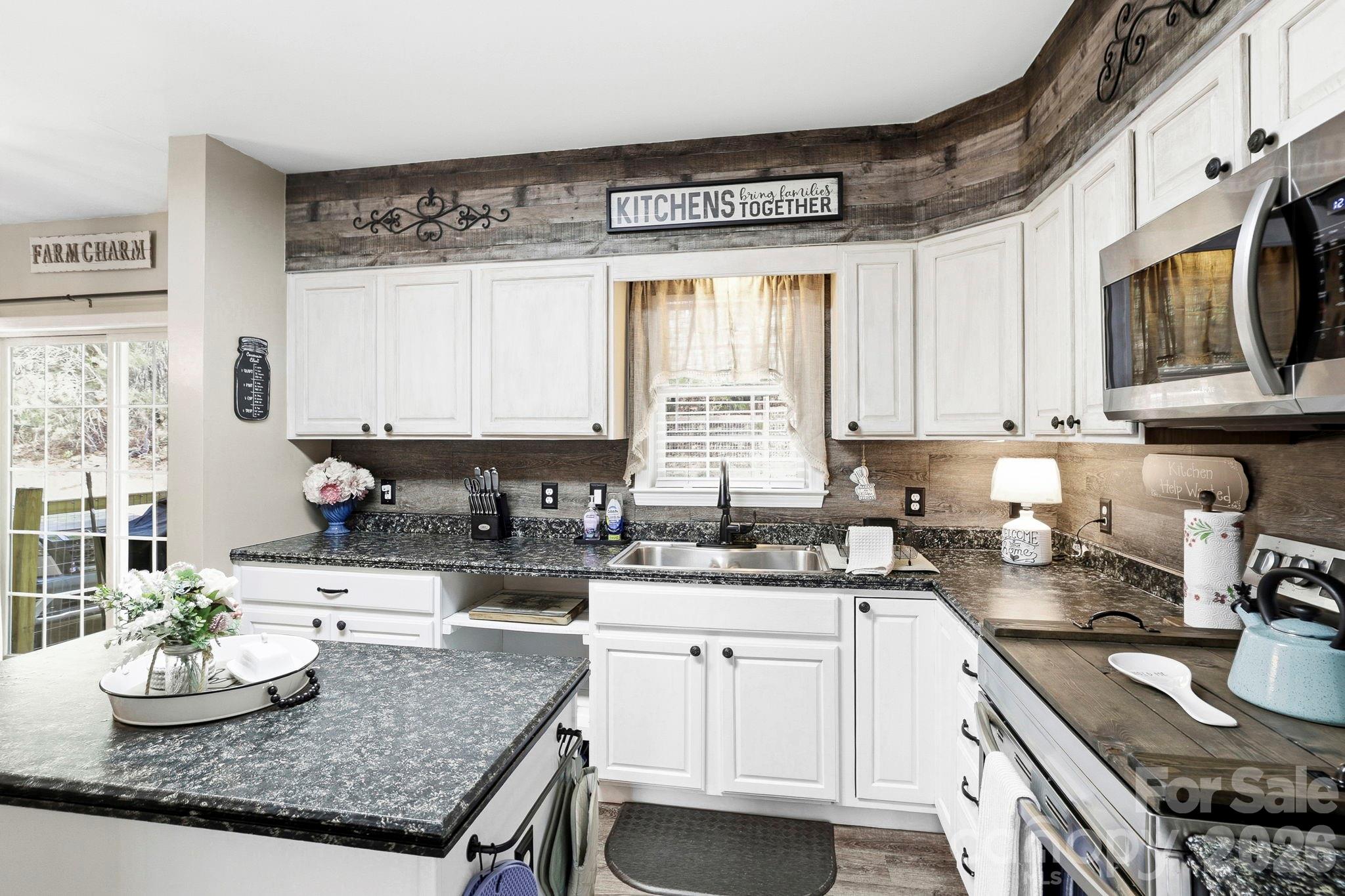 10 Country Road Hendersonville NC 28791