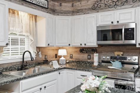 10 Country Road Hendersonville NC 28791